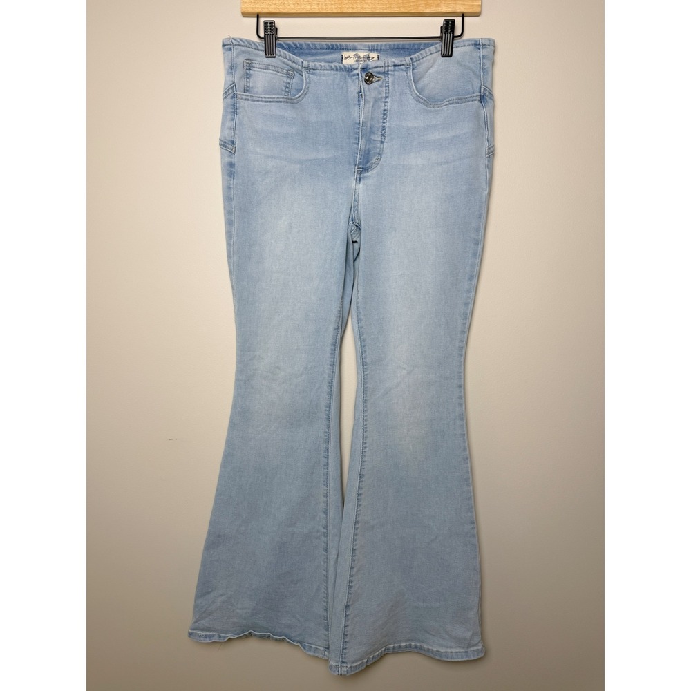 We The Free Curvy Short 30 Stretch‎ Flare Jeans Low Rise Light Wash Bell Bottom